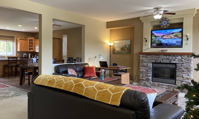 Maple Ridge Casa | ❤ Comfy, bright, spacious home ✔ Long stays
