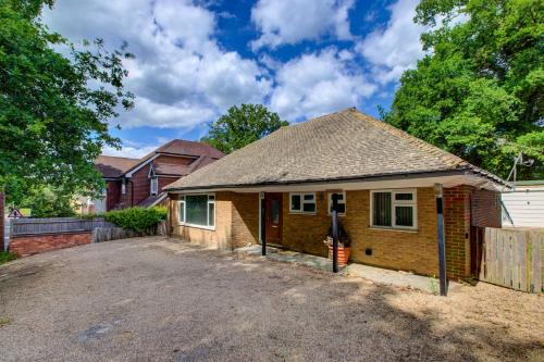 Runnymede Casa | Comfy Bungalow Virginia Water Near Golf Club