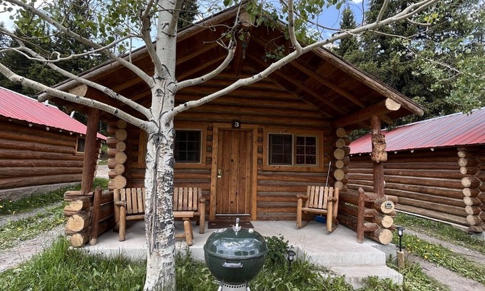 Cooke City-Silver Gate Cabina | Comfy cabin is situated on the Silver Gate property which overlooks 10,000ft tall mountain peaks surrounding the town.