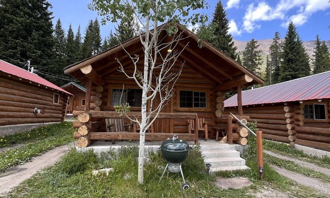 Cooke City-Silver Gate Cabina | Comfy cabin is situated on the Silver Gate property which overlooks 10,000ft tall mountain peaks surrounding the town.