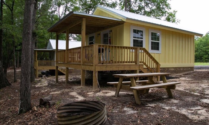 Andalusia Cabina | Comfy cabin located in Andalusia, AL