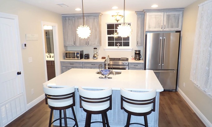 East Hill Casa | Comfy carriage house close to everything!