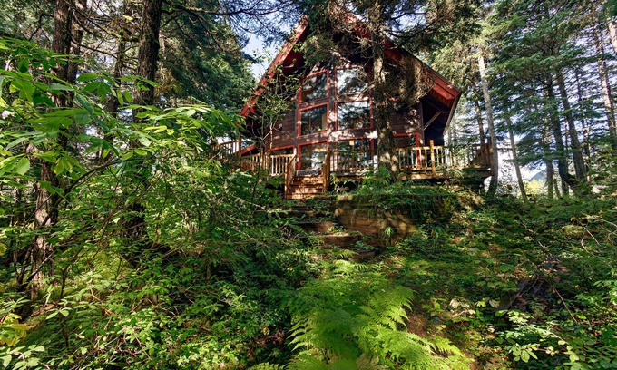 Alyeska Chalet De Esquí | Cómodo chalet con bañera de hidromasaje privada, 2 chimeneas, cerca de senderos y pistas, perros OK!