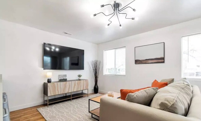 Sugar House Cabaña | Comfy Cheerful 3 bdrm/2 bath Sugarhouse Cottage
