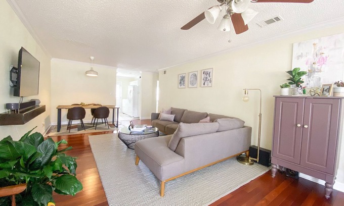 Northeast Pensacola Apartamento | Comfy Chic Condo with Parking