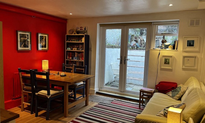 Camden Town with Primrose Hill Apartamento | Comfy child/dog friendly garden flat heart Camden
