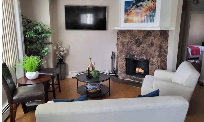 Sand Lake Apartamento | Comfy Classy Alaskan Suite, W/Free Parking!