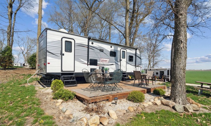 Langworthy Alquiler De RV | Comfy Coleman rental camper in Delhi, IA