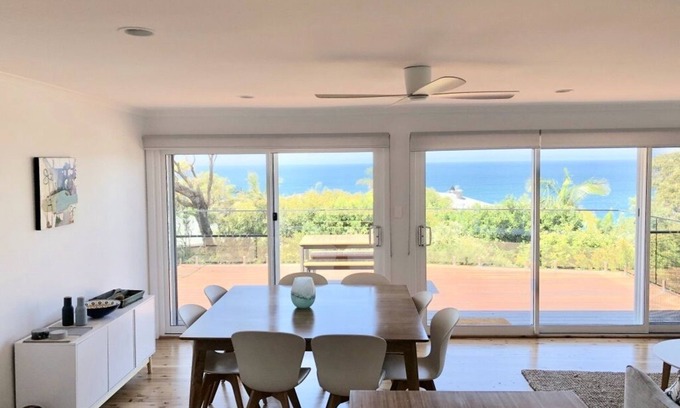 Macmasters Beach Casa | Cómoda casa de playa familiar completamente renovada con vista al mar y paseo a la playa