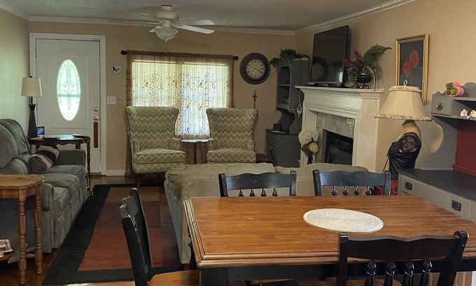 Cusseta Casa | Comfy Country House - Beds for 8 - 20 minutes from Auburn Large yard, parking