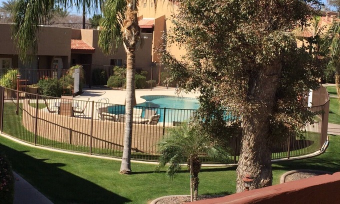 North Mountain Condominio | Comfy, cozy 1 BDR/1BR Condo- community outdoor heated pool, hot tub and gym.