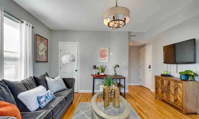 Dorchester Condominio | Comfy & Cozy 2nd level condo walk to MBTA mins to Downtown Boston