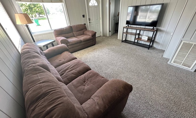 Bay City Casa | Comfy, cozy, and quiet. Very close to Kawkawlin River, access very close!