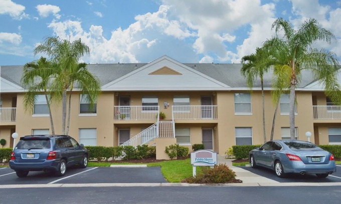 Palm River Estates Condominio | Comfy-Cozy Condo in Great North Naples Location