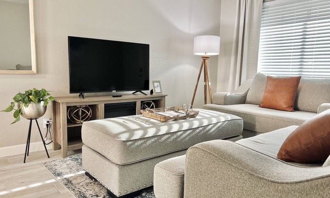 Gilbert Casa | Comfy & Cozy *Pet Friendly* Downtown Gilbert Home