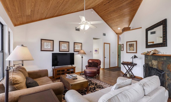 Barton Heights Casa | Comfy, cozy, private 2 bedroom home in Zilker.