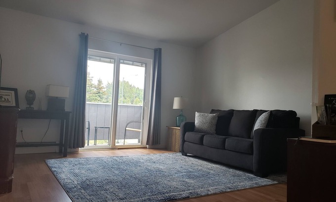 Northeast Anchorage Apartamento | Comfy & Cozy Stay w/ Mountain View Centrally Located 5 to 7 mins from everything