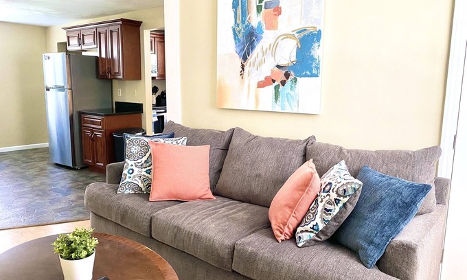 Brockton Apartamento | Comfy Easeful Two Bedroom Apartment. 30 Minutes to Boston