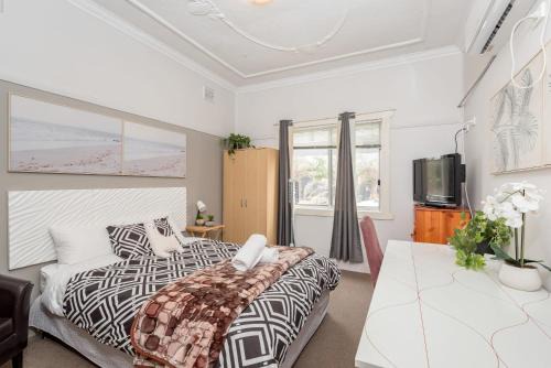 Mascot Casa | Comfy Ensuite Queen Room - Nearby Airport