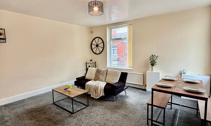 Bury Apartamento | Comfy Entire Apartment with Free Parking in Bury Town