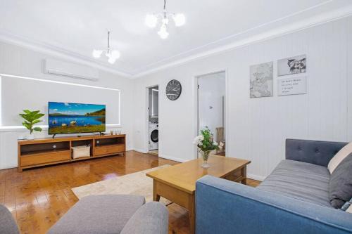 Kingsgrove Casa | Comfy Family Home @ Kingsgrove Sleeps 7 with 2 Bathrooms & Parking