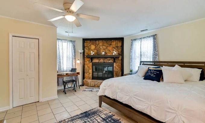 South View Casa | Comfy Fayetteville Family Home w/ Backyard!
