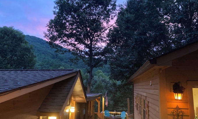 Hiawassee Cabina | Comfy GA Mtns. Getaway: 2-bdrm/king cabin, w/loft. Mountain views, AC, WiFi