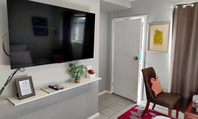 Windsor Chalet De Esquí | Comfy Ground-floor Ensuite Double Bed Room in welcoming Windsor with WiFi, AC