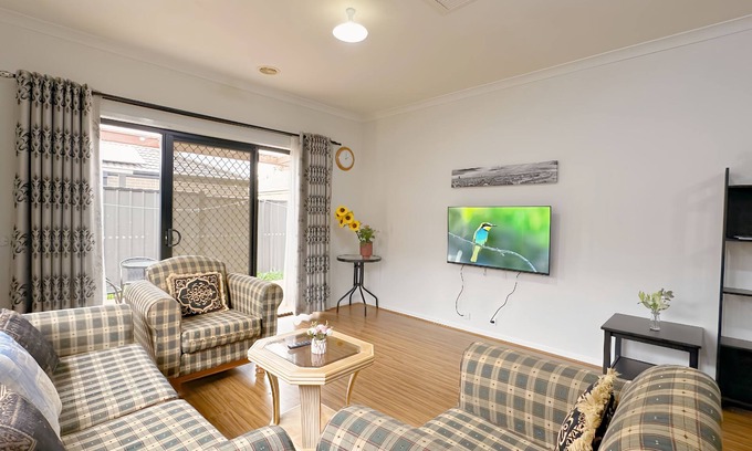 Craigieburn Casa | Comfy home/Airport/Shopping/Playground Nearby/Evaporative Cooler