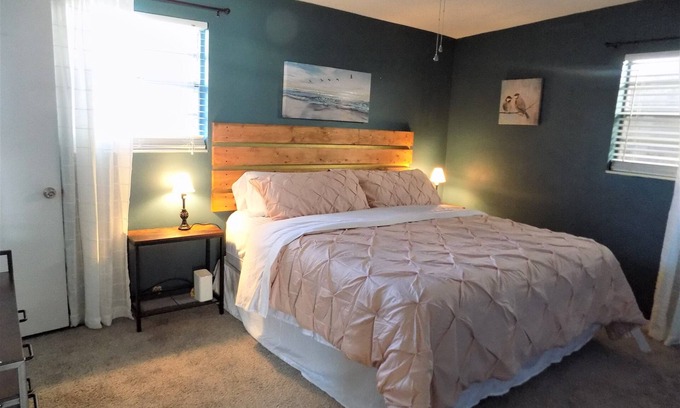 Northeast Pensacola Casa | Comfy home in safe neighborhood, close to the airport shopping dinning and more!