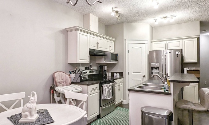 Southwest Edmonton Casa | Comfy home in Southwest Edmonton with KING bed