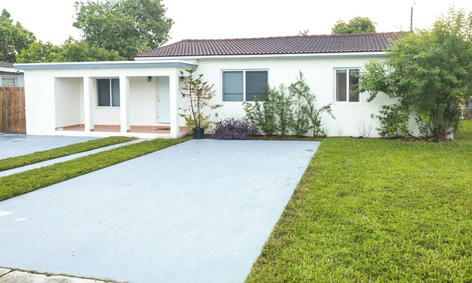 Coral Terrace Casa | COMFY HOME in suburban neighborhood off US-41 (Calle Ocho)
