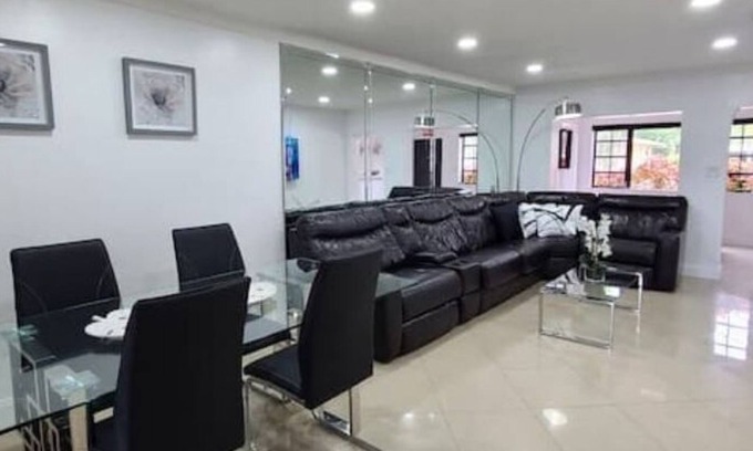 Highland Garden Casa | Comfy home well located 10 min to Hollywood beach!
