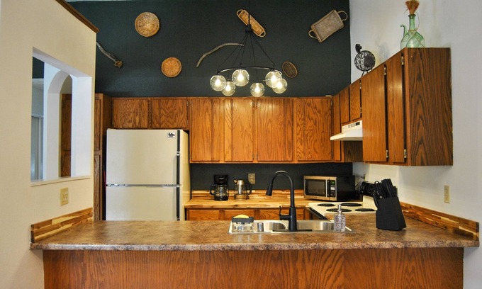 Turnagain Casa | Comfy Home with Library near Airport & Trails