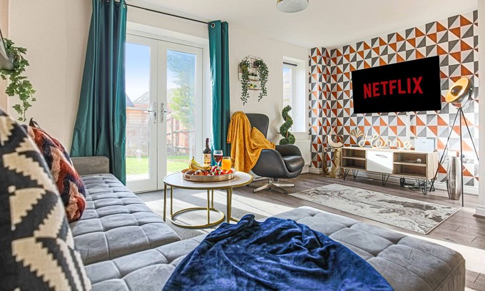 Newport Pagnell Casa | ⭐️Comfy House with Free Parking, Garden & Smart TV with Netflix by Yoko Property