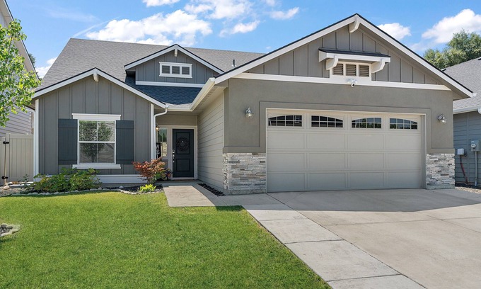 Eagle Casa | Comfy “Idahome” just minutes from downtown Eagle. A perfect 3BR family gem!