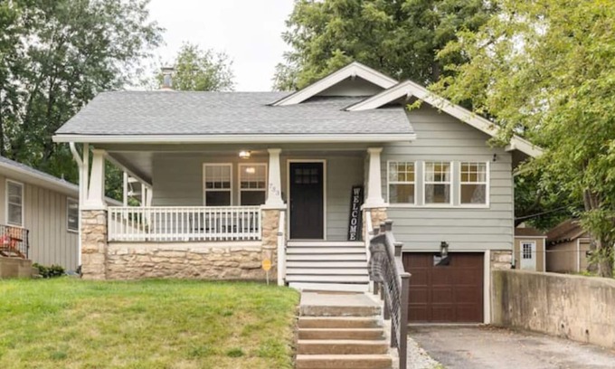 Tower Homes Casa | Comfy KC Bungalow minutes from the attractions!