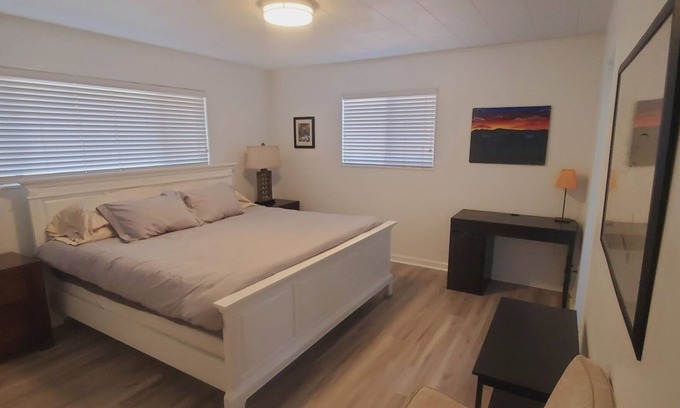 Hood River Apartamento | Comfy King bed, 1 bed MIL with fenced yard and private entrance, Dog friendly
