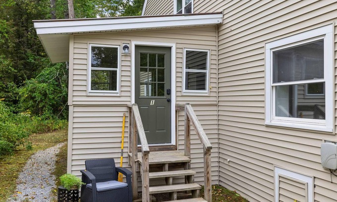 Bradford Casa | Comfy Large Bungalow - 4 Bed 1BA On Private Pond