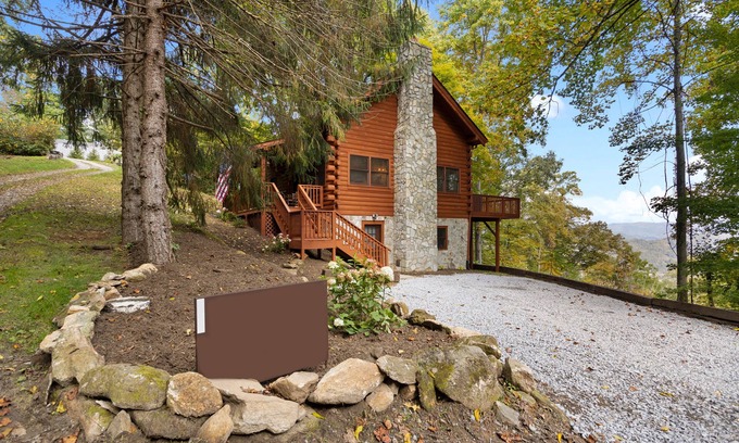 Waynesville Cabina | Comfy Lodge with Stunning Mountain Views
