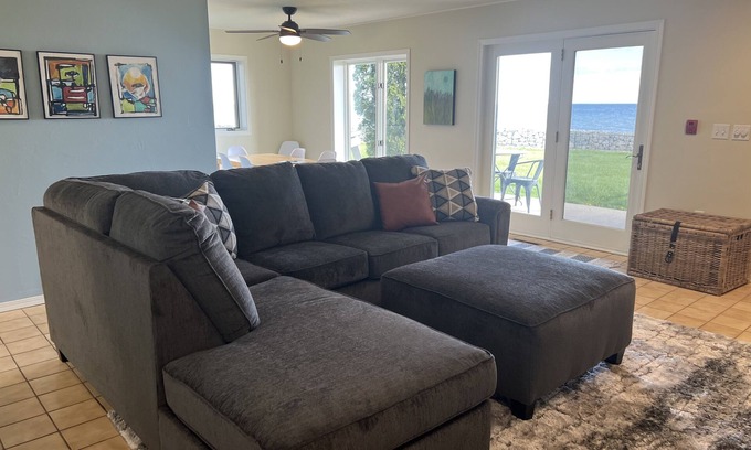 Algoma Condominio | Comfy modern condo, right on Lake Michigan. Perfect couples getaway! No aircon