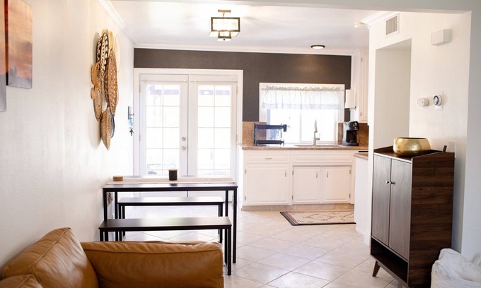 Ridgecrest Condominio | Comfy Modern Mojave Condo w/ Full Kitchen. Perfect for Pitstoppers & Long Term