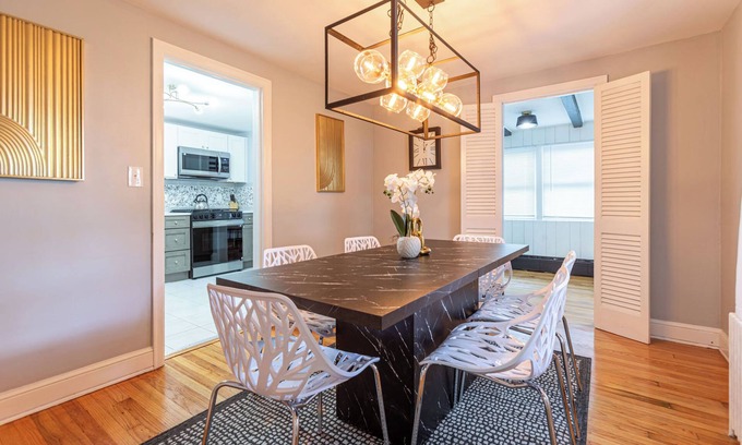 Central Manchester Casa | Comfy Nest ~ 3BR Sleeps 7 ~ 15 mins to Hartford