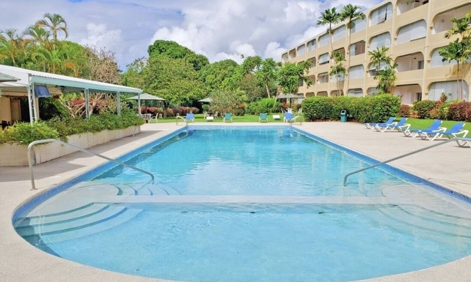 Sunset Crest Apartamento | Comfy & peaceful apartment in tropical gardens with pool. 7mins walk to beach!
