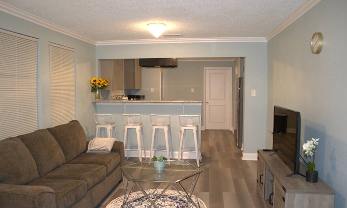 Fillmore Casa | Comfy Pet-Friendly 2-bedroom house in vibrant New Orleans with WiFi, AC