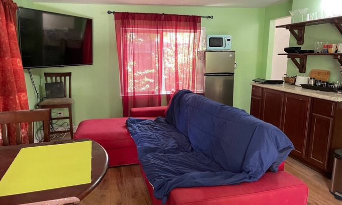 Stockton Casa | Comfy Private and Safe Studio near University and Victory Park