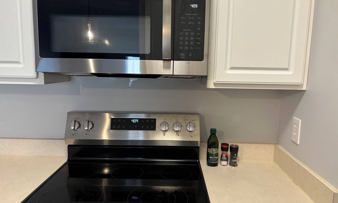 Farmview - Ramble Condominio | Comfy & Quiet 3-bedroom condo WiFi, AC, 10 min drive to VT, Bus Stop - Sleeps 6!