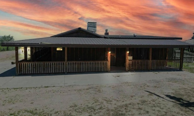 Kirk Cabina | Comfy, quiet rustic lodge with game room, bar, dining room & full XL kitchen