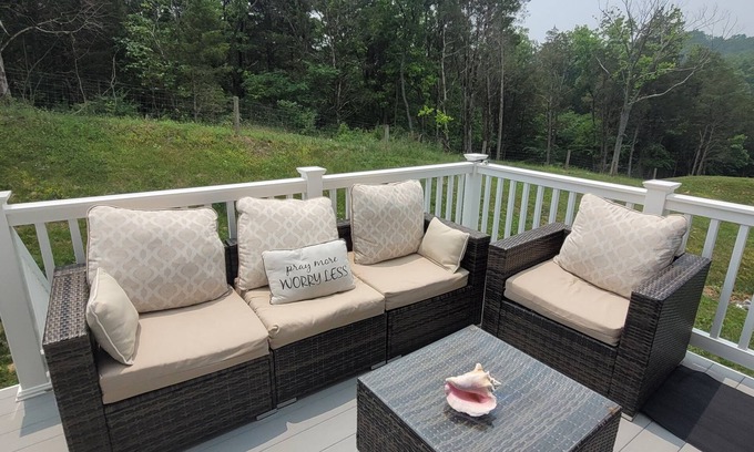 Falling Waters Casa | Comfy Room near Hagerstown & Martinsburg