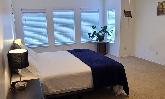 Hillcrest Casa | Comfy south Austin home near bars / live music / Hiking Biking trails/ winery's